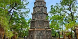 Khám phá Chùa Thiên Mụ – ngôi chùa cổ kính bên dòng sông Hương, biểu tượng tâm linh và văn hóa đặc trưng của Huế. Bài viết chia sẻ kinh nghiệm tham quan chi tiết: cách di chuyển, trang phục phù hợp, ứng xử đúng mực và các điểm nổi bật không nên bỏ lỡ.